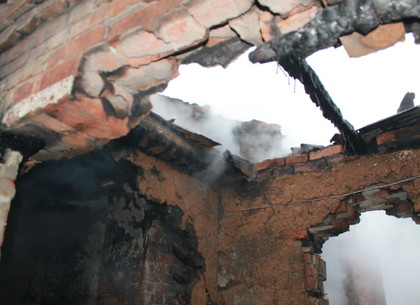 Смертельный огонь на рассвете: пламя из кухни погубило старушку под Харьковом (ФОТО)