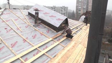 На Москалевке меняют крышу в старинном краснокирпичном доме