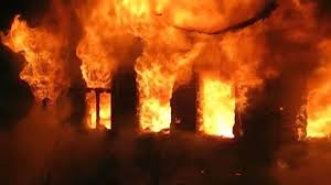 По Рогатинскому въезду выгорел огромный частный дом - пострадало только имущество трех владельцев