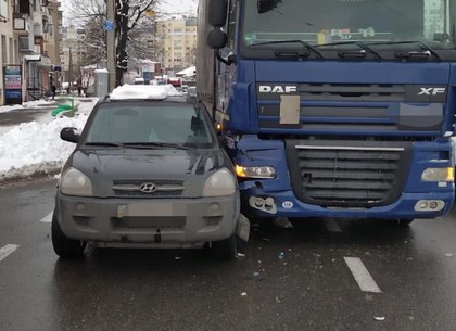 На харьковской площади грузовик придавил легковушку
