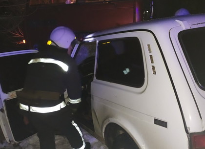 В лобовом столкновении легковушки с КамАЗом пострадали 4 человека: пассажира вырезали спасатели (ФОТО)