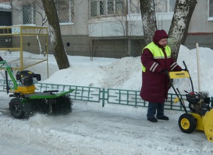 Коммунальщики убирают снег во дворах жилых домов