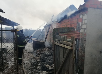 Остался без гаража и машины: спасатели три часа тушили пожар (ФОТО)