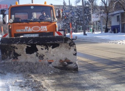 На улицах города работают 70 снегоуборочных машин
