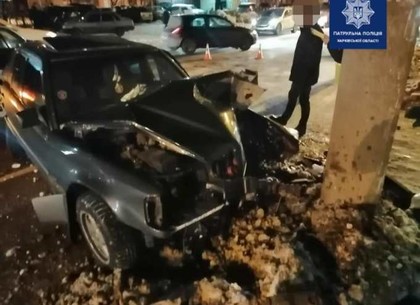 ДТП на Тракторах: на пешеходном переходе Mercedes врезался в столб (ВИДЕО, ФОТО)