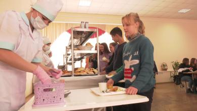 Как питаются в школьных столовых старшеклассники Киевского района