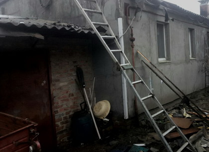 Заискрило и крыши нет: в Харькове тушили пожар (ФОТО)