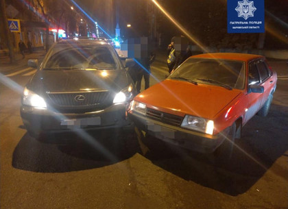 Торопясь на weekend в центре Харькова ВАЗ протаранил Lexus