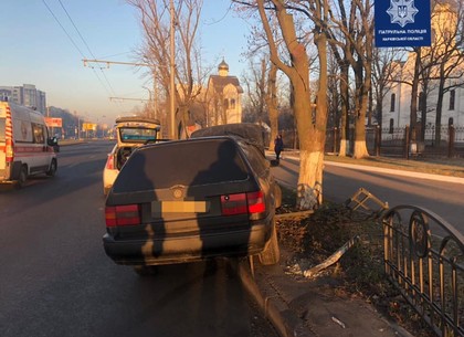 Volkswagen решил протаранить забор на Московском проспекте