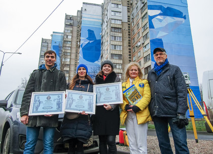 Харьковский мурал с косатками - теперь официально самый большой по площади в Украине (ФОТО)