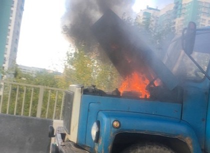 В Харькове на ходу загорелся грузовик