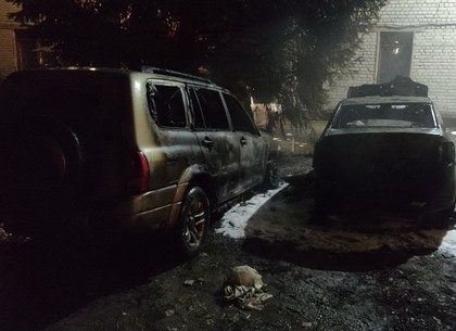 Ночью спасатели тушили пожар на парковке (ФОТО)