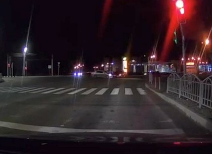 Ночная дуэль на Барабашово: пара авто превратилась в автохлам (ВИДЕО)