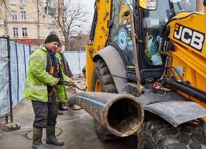 Харьковские коммунальщики продолжают ликвидировать порывы на сетях
