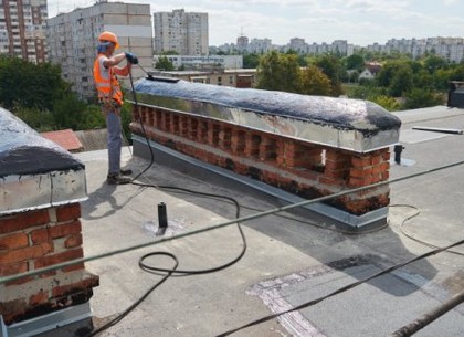 В Харькове отремонтировали кровли в 900 жилых домах