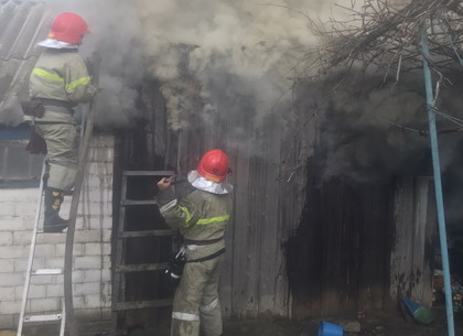 Восемь пожарных тушили сарай под Харьковом (ФОТО)