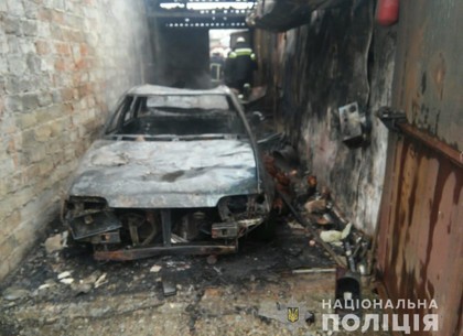 Крупный пожар в гаражах на Салтовке: в одном из боксов сгорел мужчина (ВИДЕО, ФОТО)