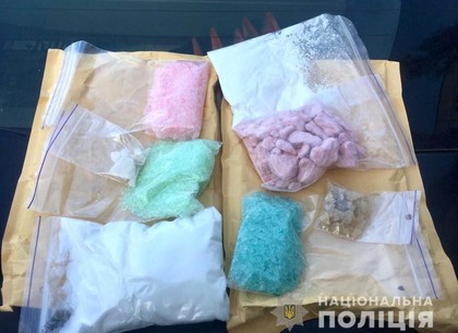 Полицейские Харькова изъяли у мужчины посылку с наркосредств (ФОТО)