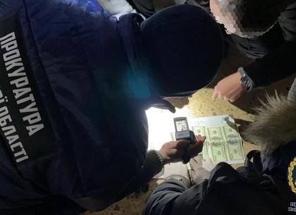 Харьковский таможенник попался на долларовом взятки в поезде (ФОТО)