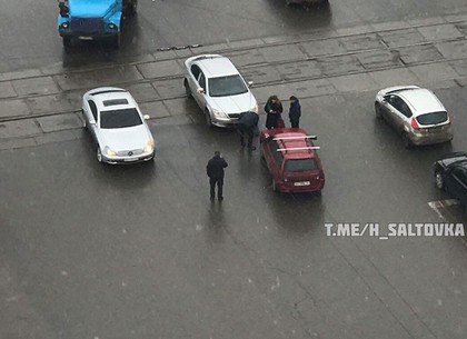 ДТП на Салтовке: не поделили улицу и остановили движение (ФОТО)