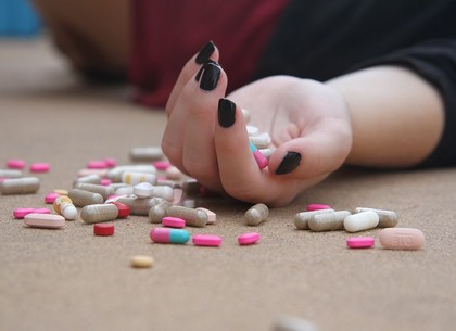 Смертельная доза таблеток: девочка приехала к бабушке и покончила с собой