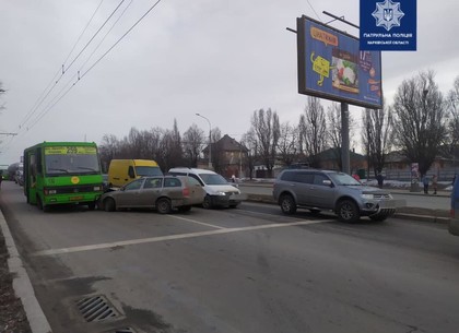 На салтовском перекрестке легковушка влетела под маршрутный автобус (ФОТО)