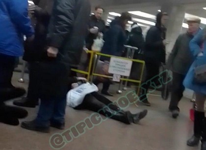Пассажирке стало плохо в харьковском метро (ФОТО)