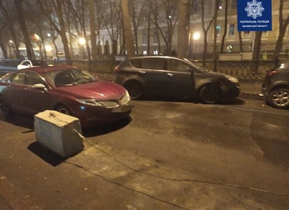 Припаркованный автомобиль попал в ДТП в центре Харькова (ФОТО)