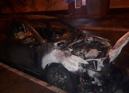 Еще один припаркованный у многоэтажки автомобиль сгорел ночью в Харькове (ФОТО)