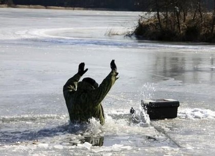 Основянский район: сотрудники ГСЧС спасли рыбака, провалившегося под лед (ФОТО)