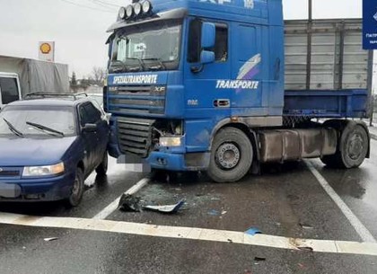 На проспекте Гагарина грузовик зацепил две легковушки