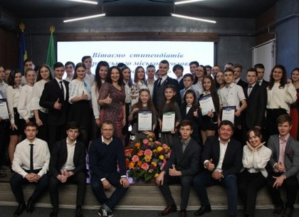 Школярам Шевченківського району вручили сертифікати стипендіатів міського голови