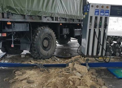 На Окружной военный грузовик врезался в заправку (ВИДЕО, ФОТО)