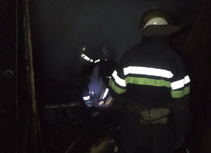 Ночью в Харькове сгорел гараж с автомобилем (ФОТО)