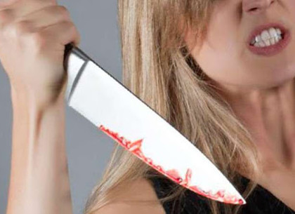 23-летняя злоумышленница напала с ножом на свою мать и ее молодого сожителя