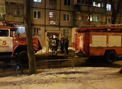 Спасатели эвакуировали из пылающей «хрущовки» десяток харьковчан (ФОТО)