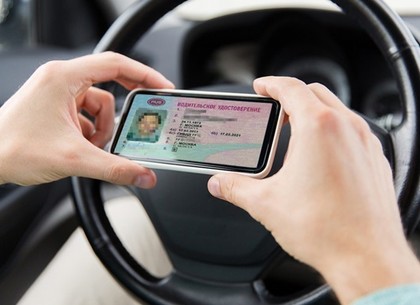 Электронными безбумажными правами пользуется практически каждый десятый водитель
