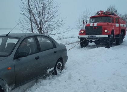 Спасатели под Харьковом регулярно вытягивают из снежных заносов застрявшие легковушки (ФОТО)