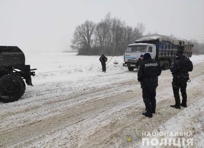 Полицейские выручили из снежного плена грузовик