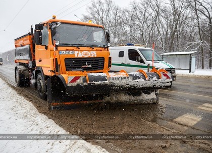 Харків чистять від снігу у дві зміни (ФОТО)