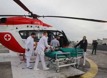 Пациента с тяжелой формой пневмонии из Харькова в Киев доставил вертолет ГСЧС (ФОТО)