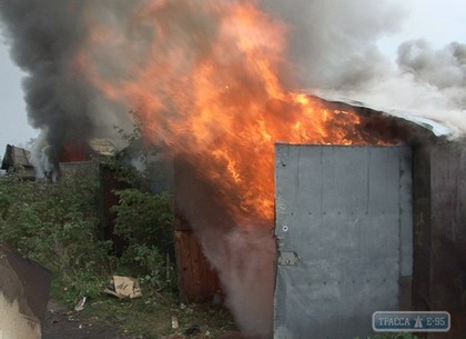 На Основе выгорели пустующие гаражи и дом (ФОТО)