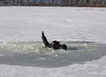 Трое рыбаков на пруду провалились под лед