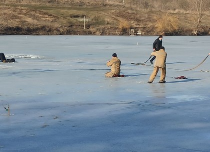 Спасатели снова вышли на тонкий лед, чтобы спасти рыбаков (ФОТО)
