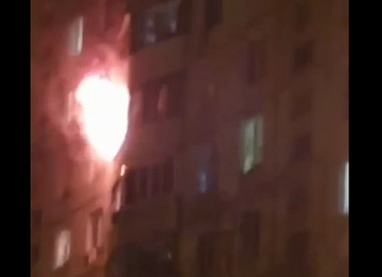 ЧП: На Алексеевке полыхает квартира в многоэтажке (ВИДЕО)