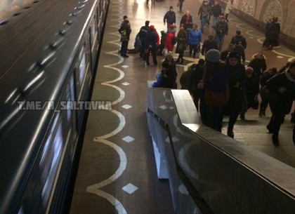 На платформе метро упал и потерял сознание пассажир (ФОТО)