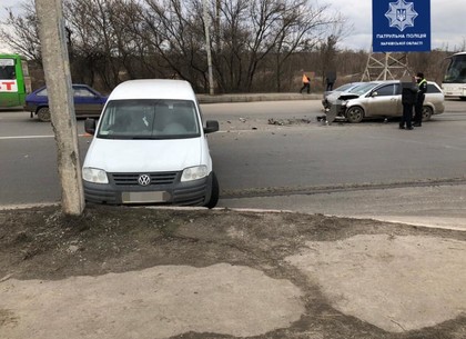 На выезде из Харькова Volkswagen попытался заправиться и получил в зад (ФОТО)