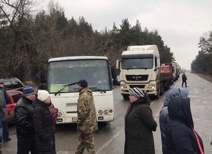 Протесты под Харьковом: автомобилисты объезжают по грунтовке