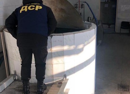 Полиция накрыла 69 000 литров «левой» водки на заводских мощностях популярного бренда (ФОТО, ВИДЕО)
