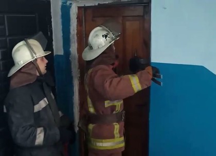 Спасателей вызвали выломать двери к тяжелобольной женщине (ФОТО)